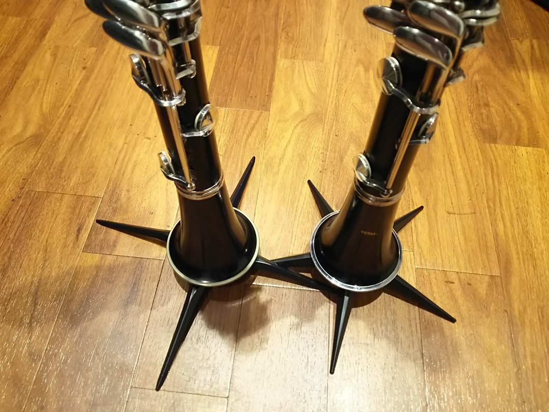 スタンドに立てられた2本のクラリネット
