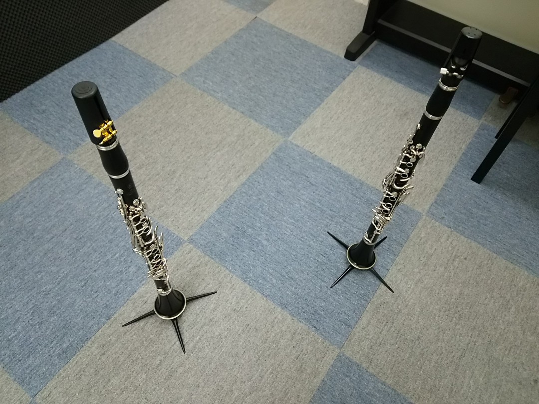 スタンドに立てられた2本のクラリネット