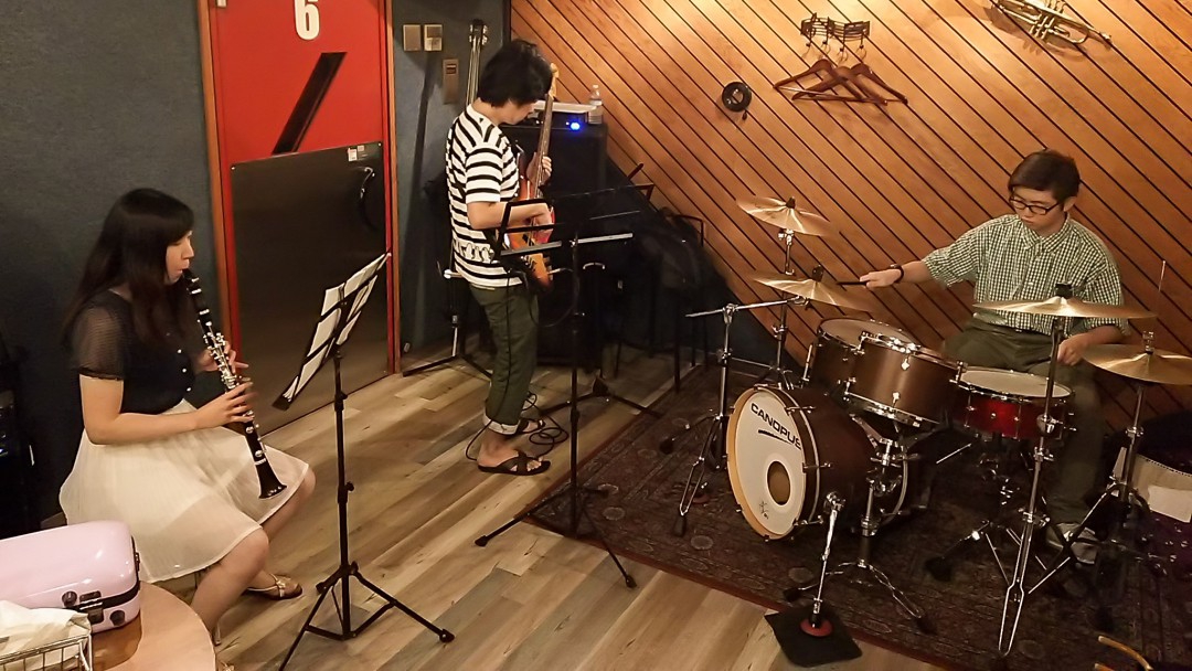 バンドアンサンブルでクラリネットを演奏する生徒