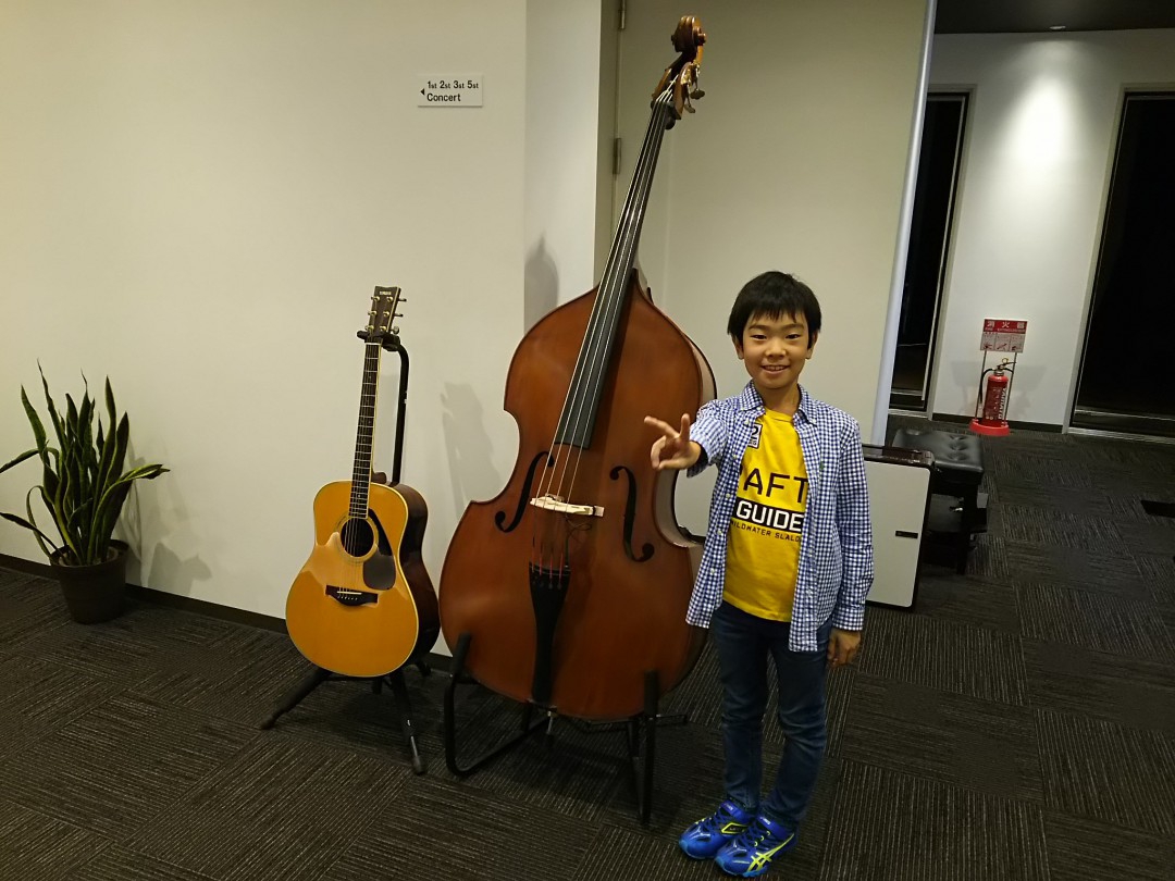 ウッドベースと一緒に写真をとる男の子