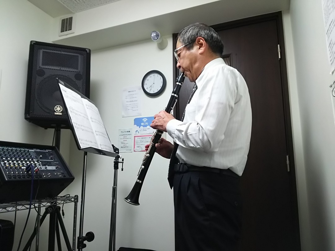 立ちながらクラリネットを演奏する生徒