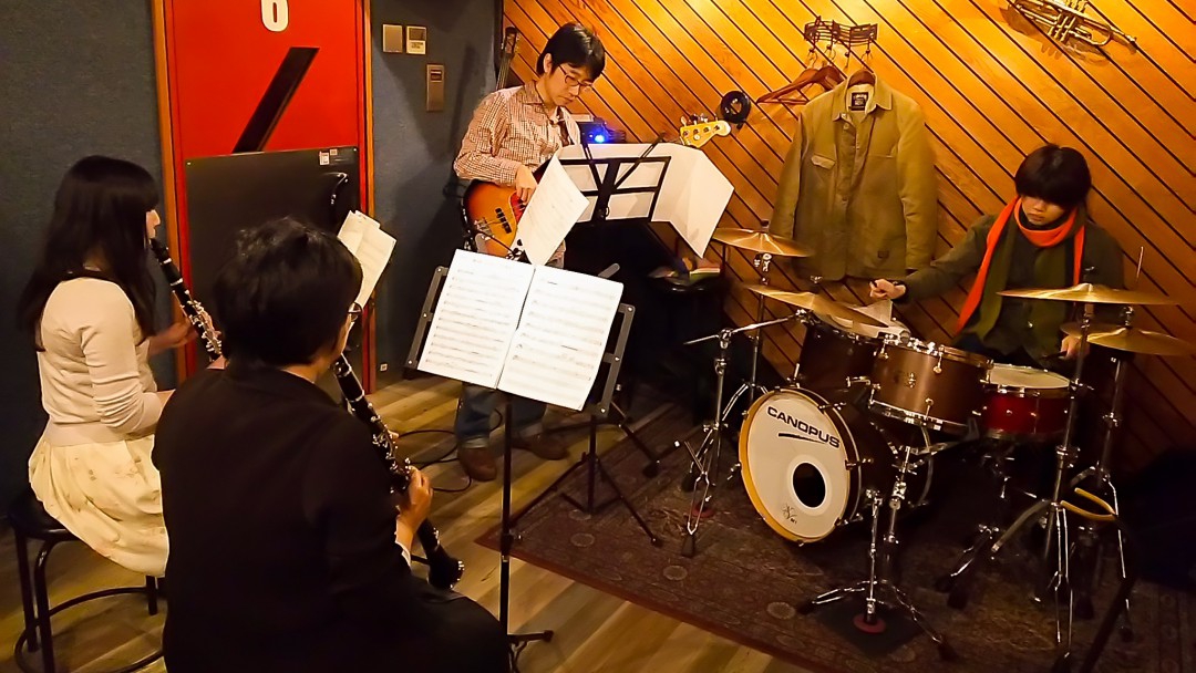 バンドアンサンブルを楽しむ生徒