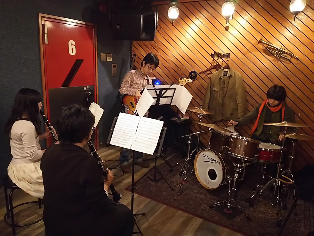 バンドアンサンブルを楽しむ生徒