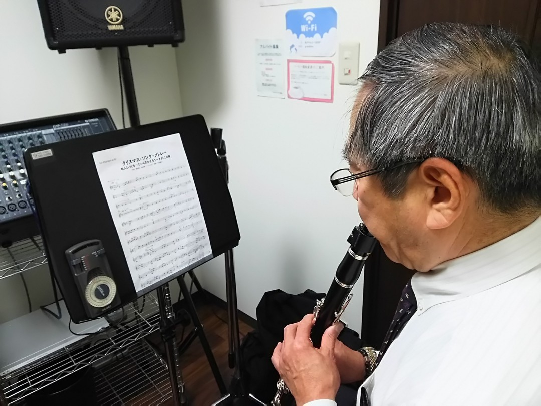 楽譜を見ながら演奏する生徒