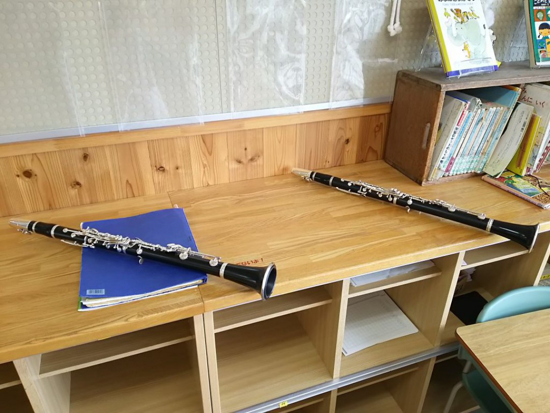 棚に置かれた2本のクラリネット