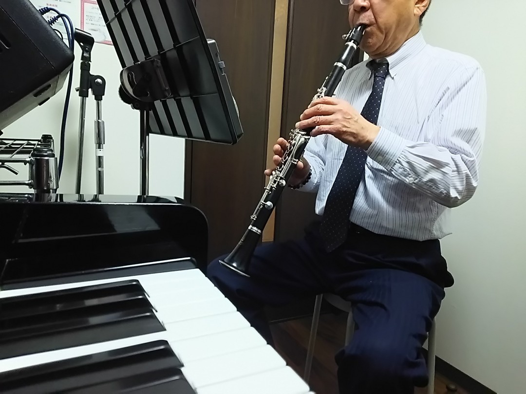 真剣にクラリネットを演奏する生徒