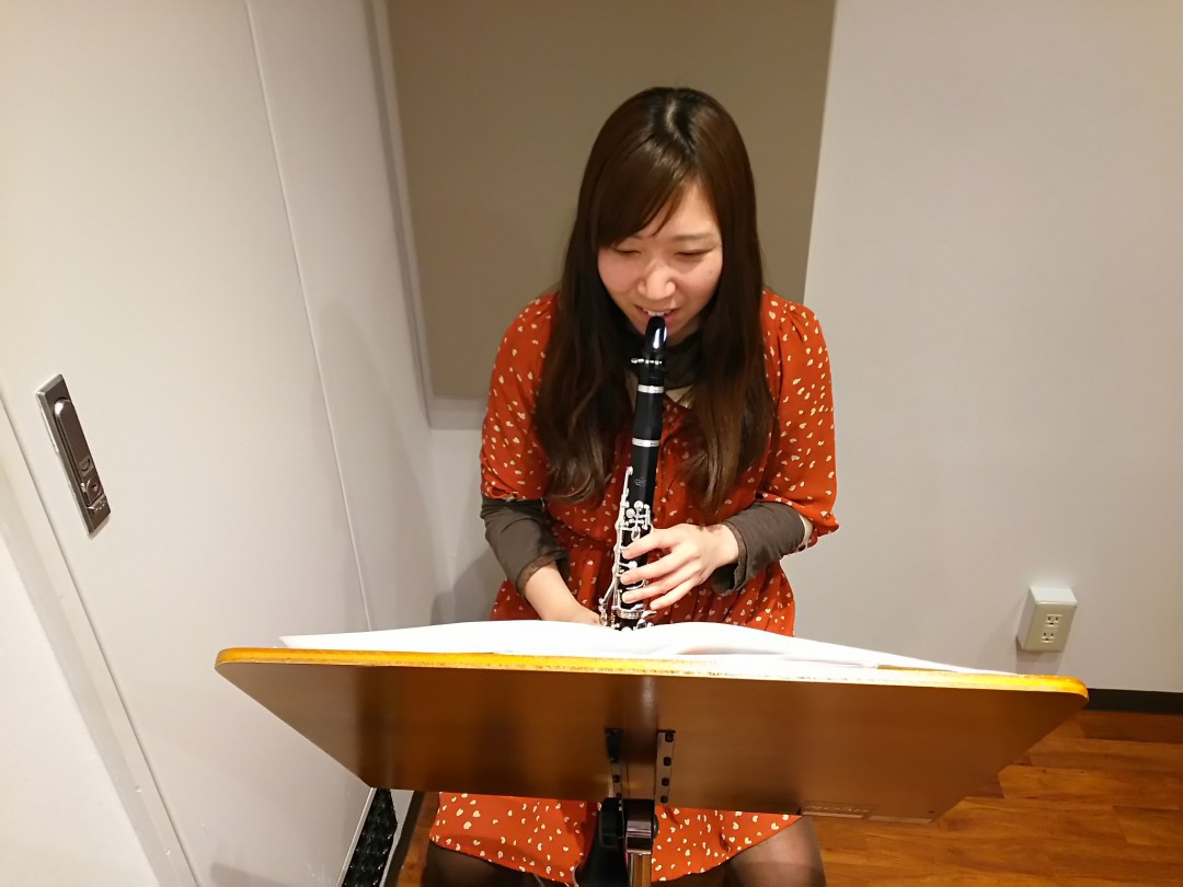 楽しそうにクラリネットを吹く生徒