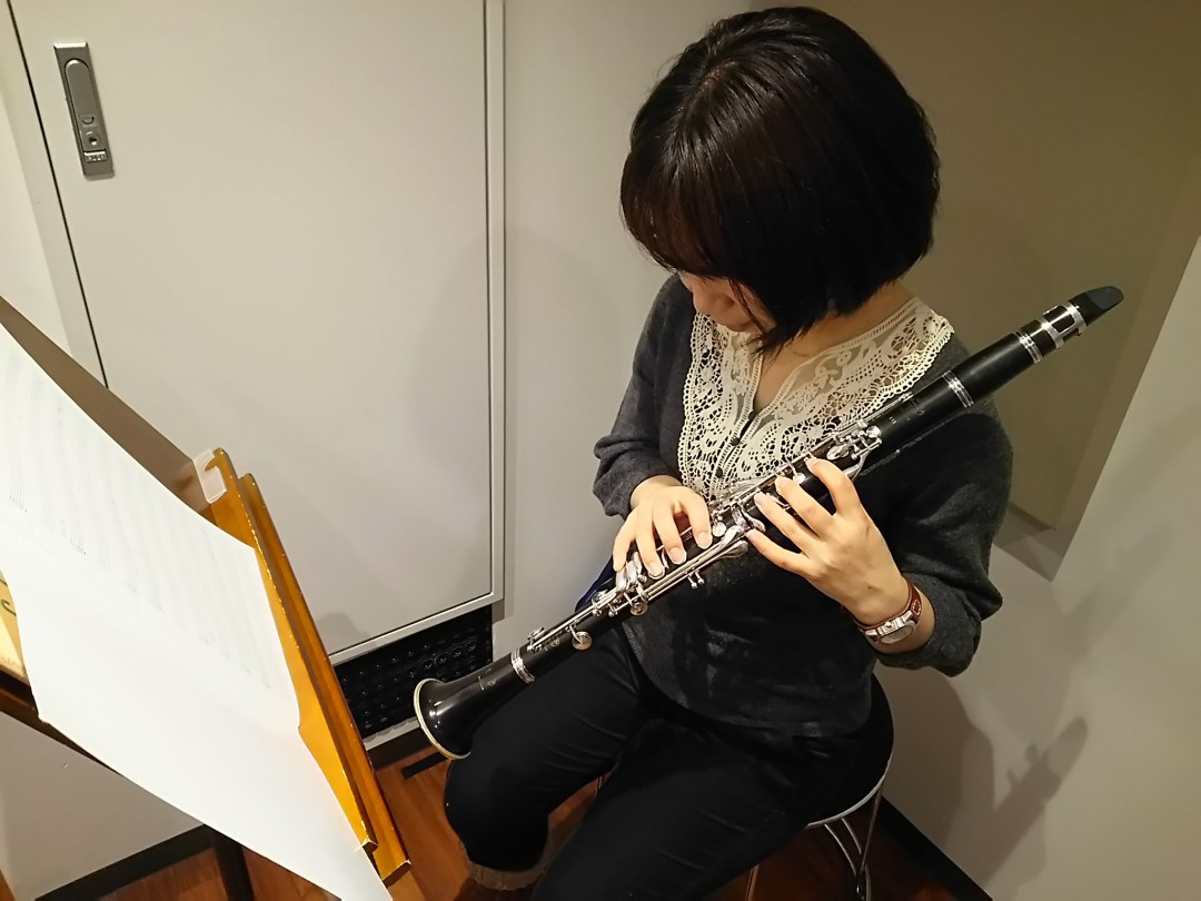 右手の指使いをクラリネットで確認する生徒