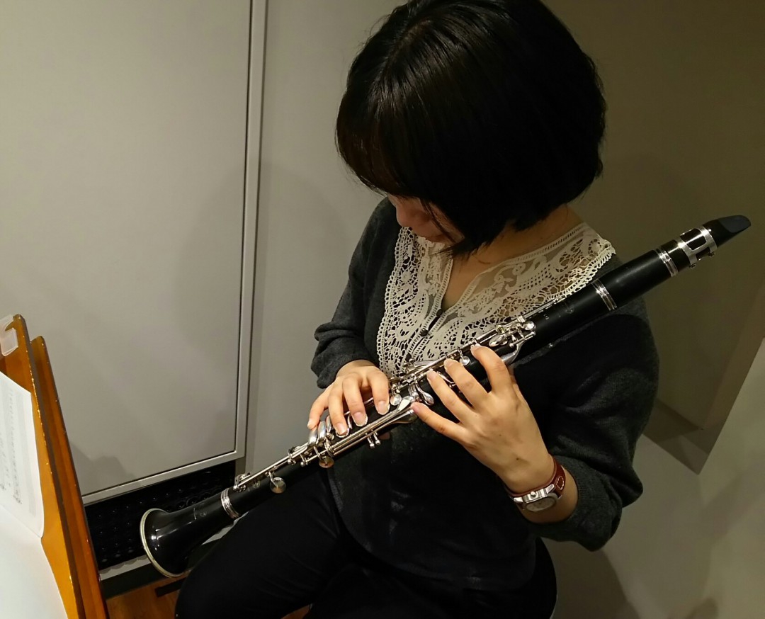 右手の指使いをクラリネットで確認する生徒
