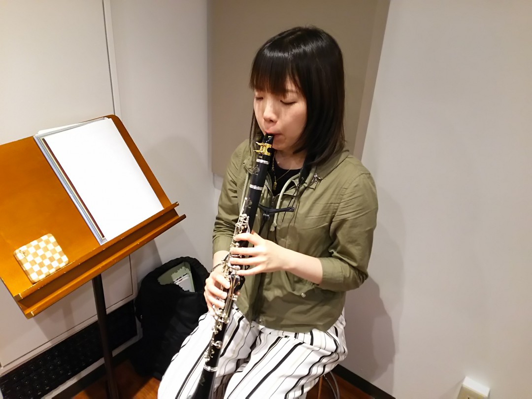 自分のクラリネットの音色に耳を傾ける生徒