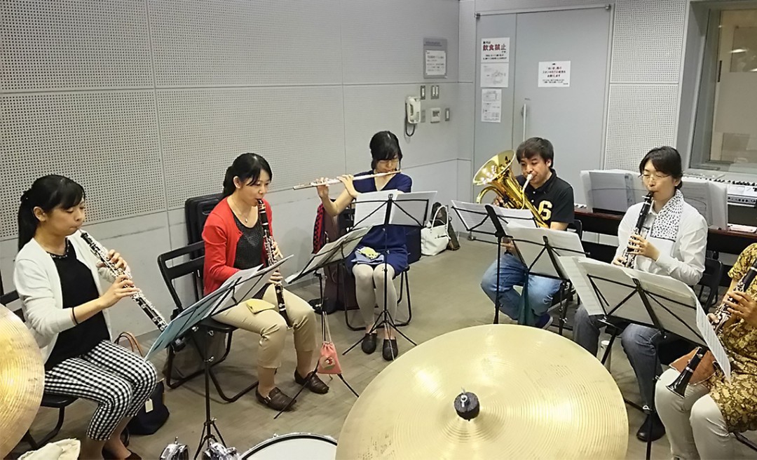 バンドアンサンブルで演奏する生徒達