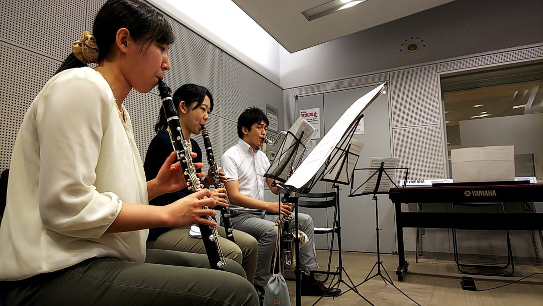 バンドアンサンブルでバスクラリネットと一緒に演奏する生徒達