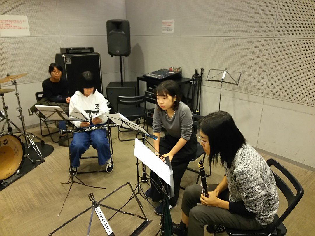 楽譜を読み取り楽曲の構成を確認する生徒達