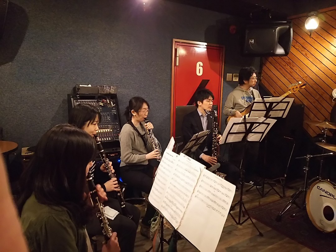 アンサンブルで音出しをする生徒達