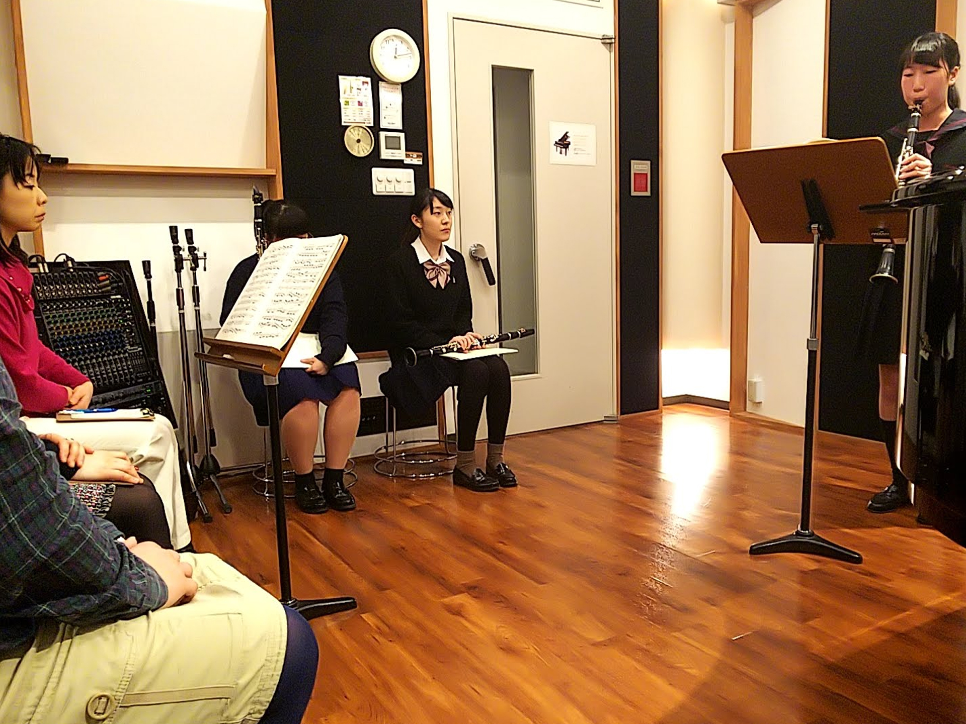 実技模擬試験で本番に環境で演奏する生徒