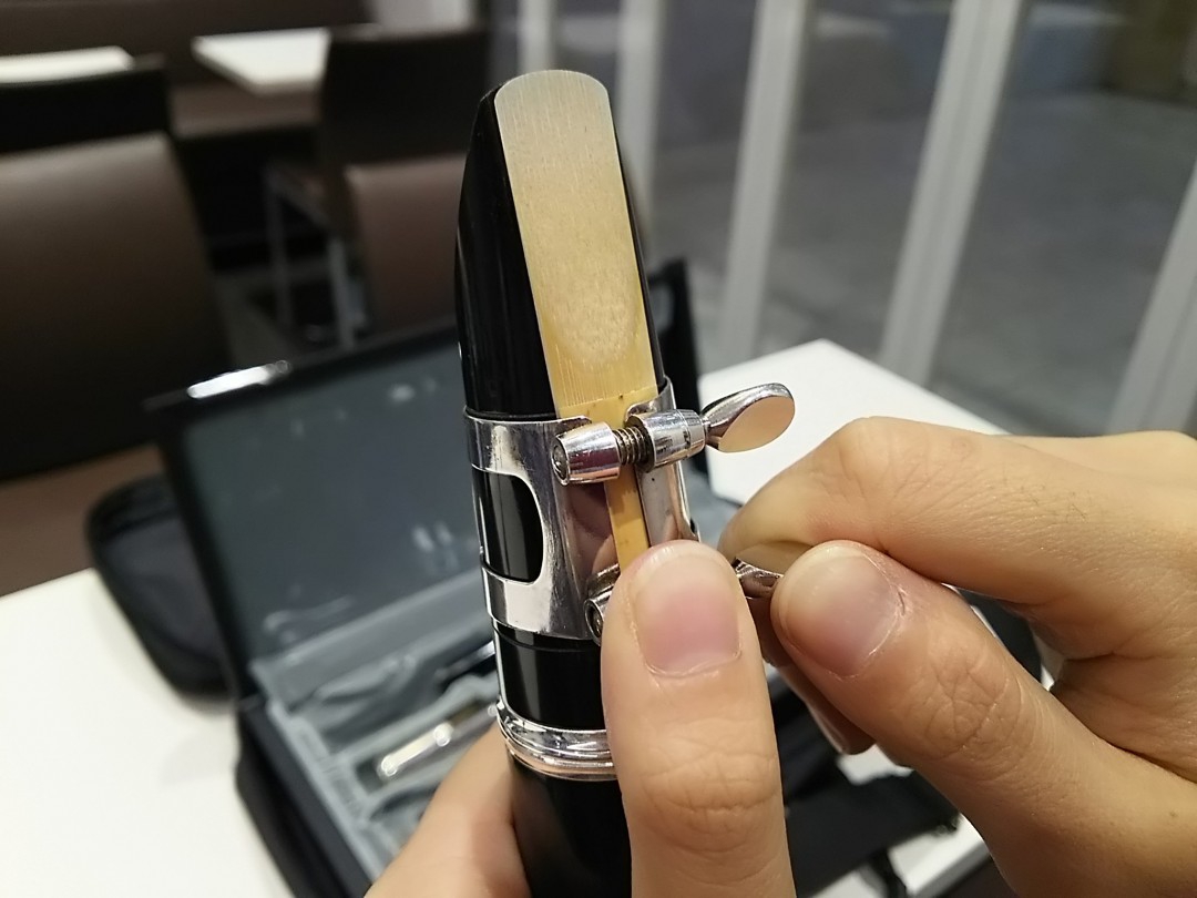 クラリネットのリガチャーでリードを固定