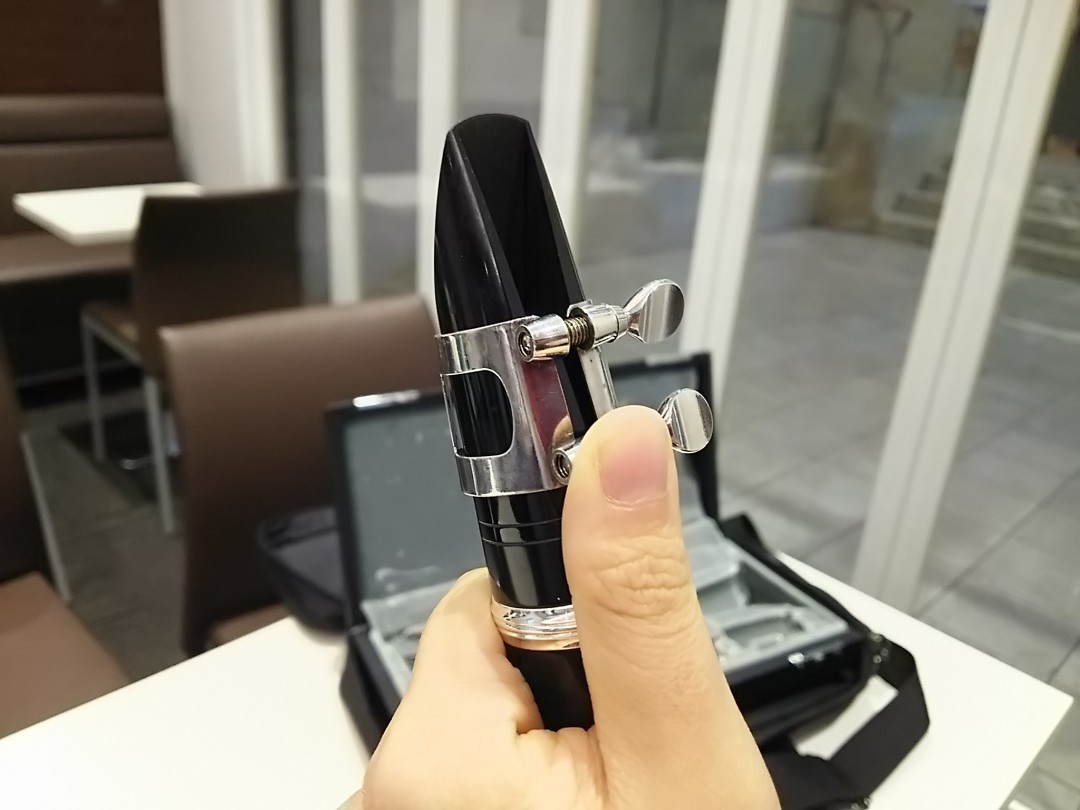 マウスピースにリードをセッティングする手順