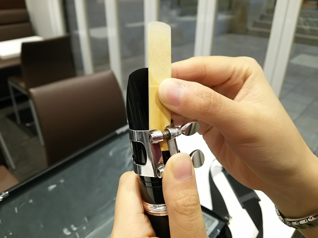 マウスピースにリードをセッティングする手順