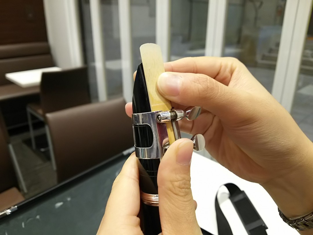 マウスピースにリードをセッティングする手順