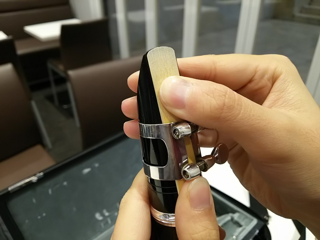 マウスピースにリードをセッティングする手順