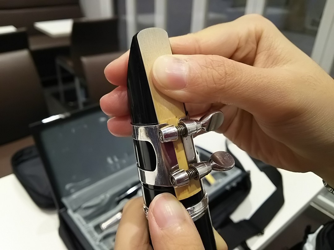 マウスピースにリードをセッティングする手順