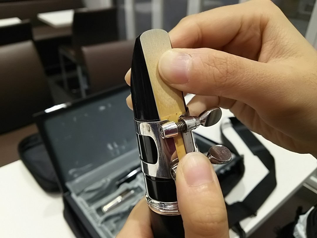 マウスピースにリードをセッティングする手順