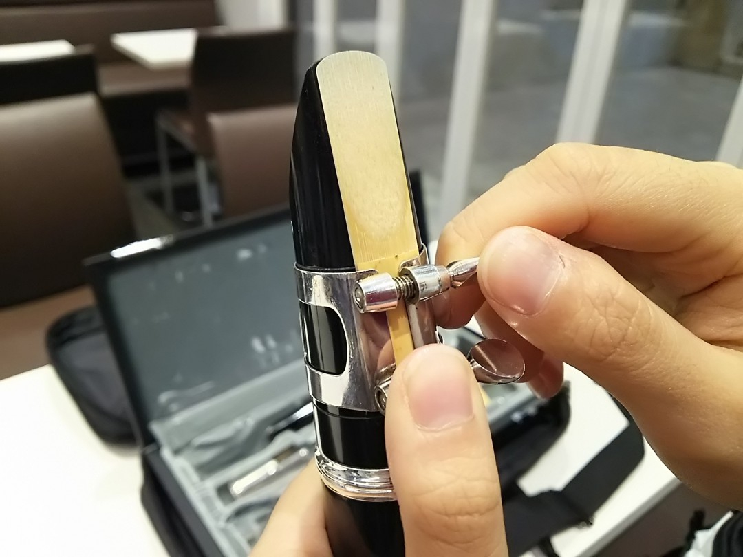 マウスピースにリードをセッティングする手順