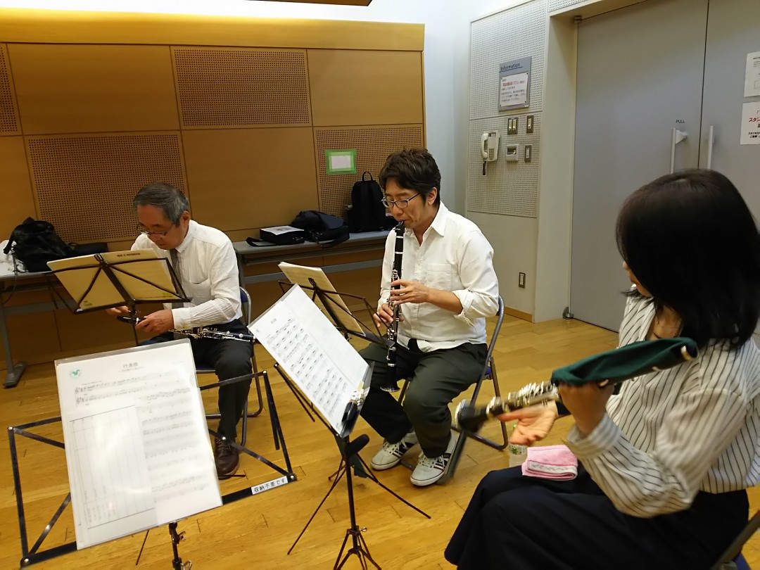 合奏の合間にクラリネットをお掃除する生徒