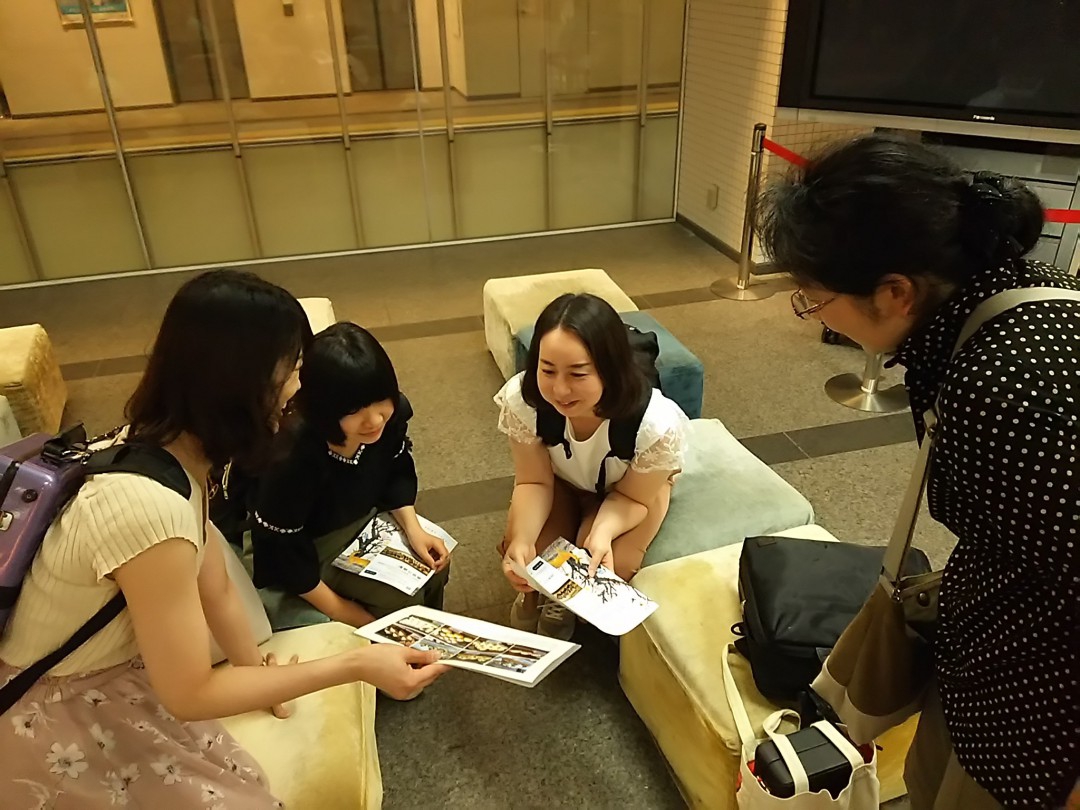 発表会のケーキを選ぶ生徒達