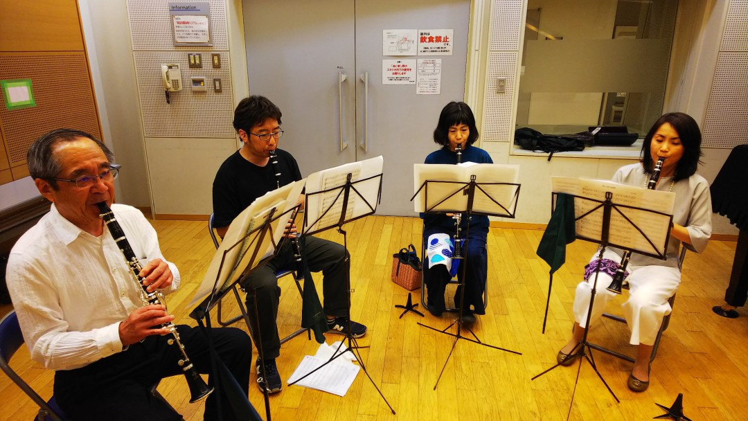 初級者向けアンサンブルで真剣に演奏するクラリネット奏者達