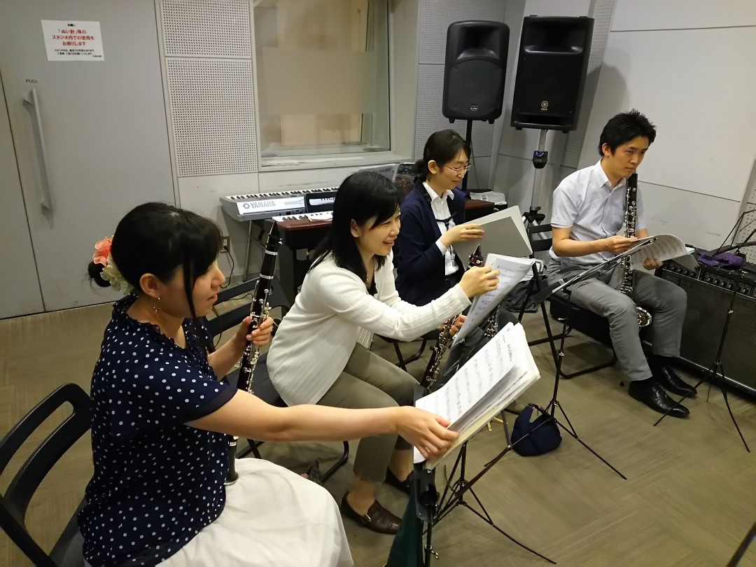 バンドアンサンブルで楽しそうにお話する生徒達