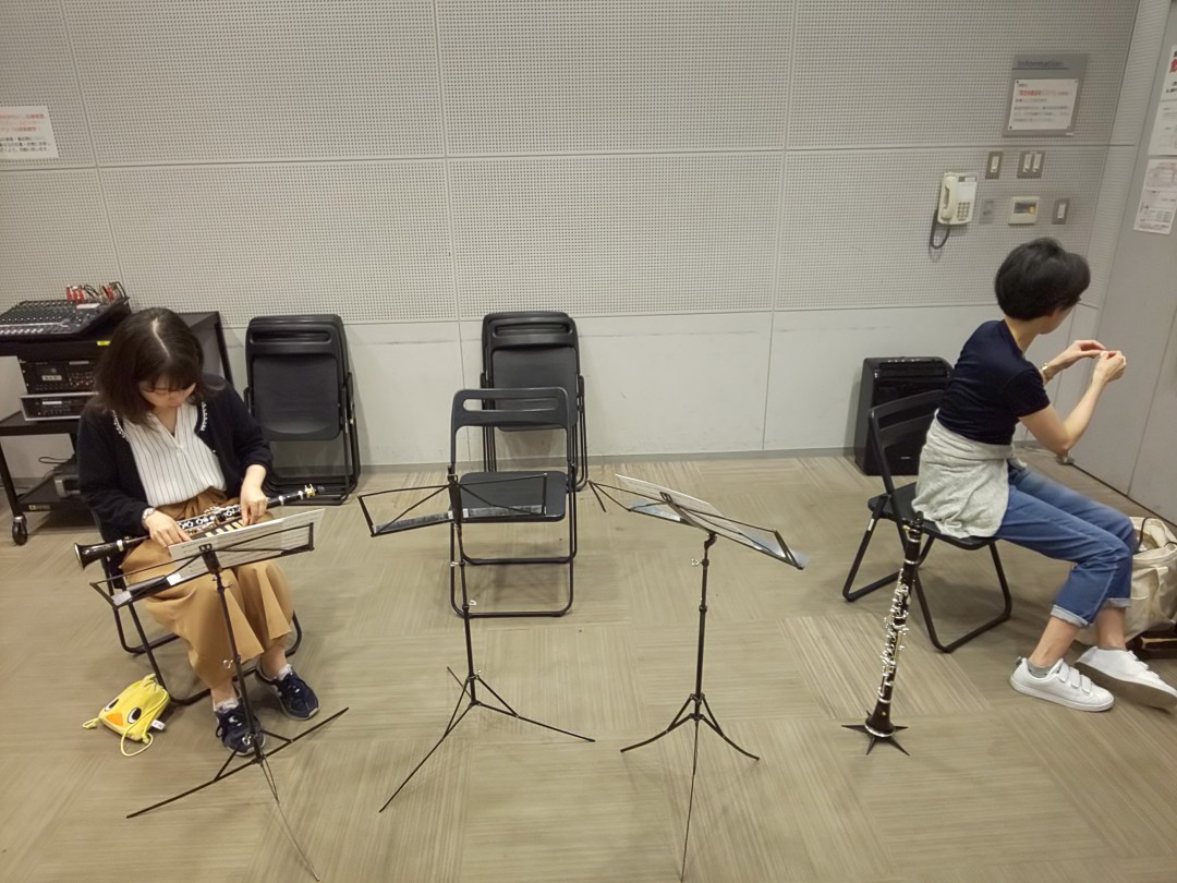 クラリネットのお掃除をする生徒達