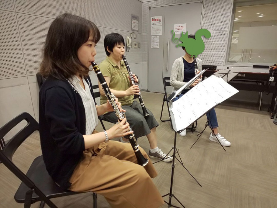 クラリネットアンサンブルで演奏する生徒達