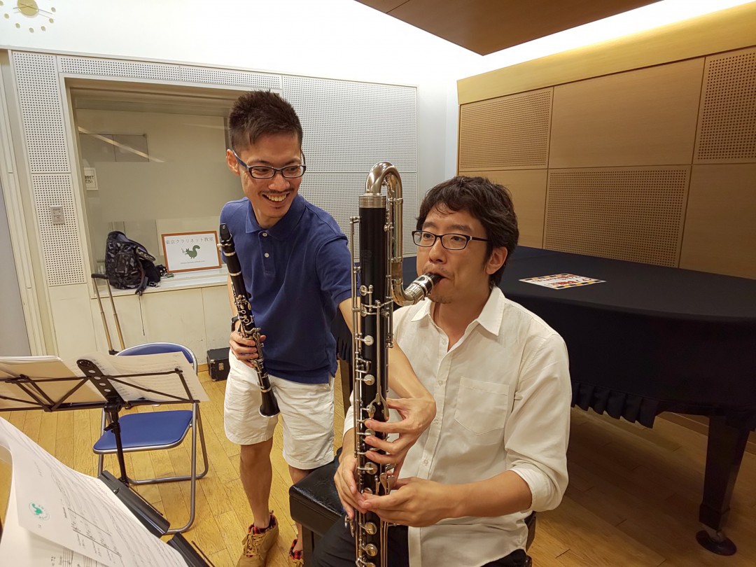 コントラアルトクラリネットを吹かせてもらう参加者