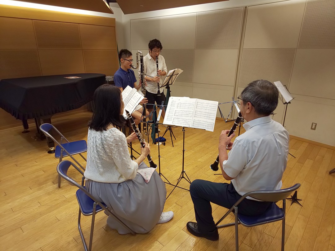 コントラアルトクラリネットと演奏する初級アンサンブルの生徒達