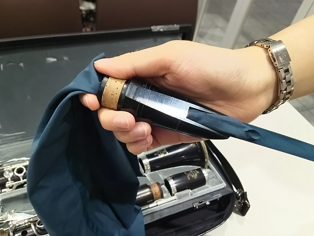 マウスピースに途中まで通されたスワブ