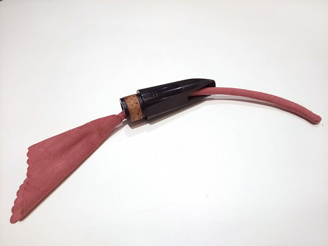 マウスピース専用のスワブを通されたマウスピース