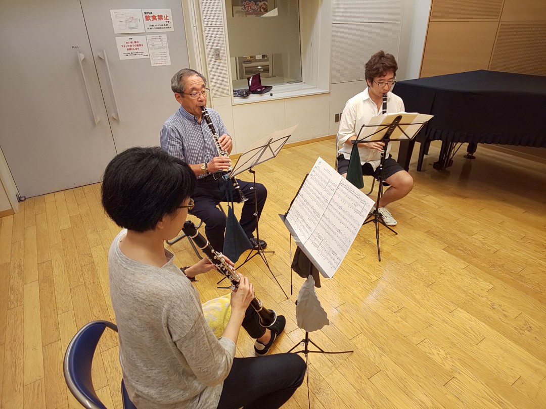 楽譜を見ながら真剣に演奏するクラリネット奏者達