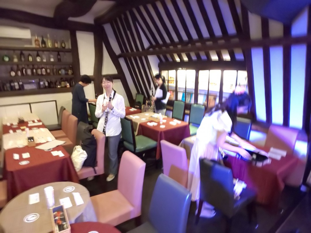 ライブ前の会場で準備する生徒達