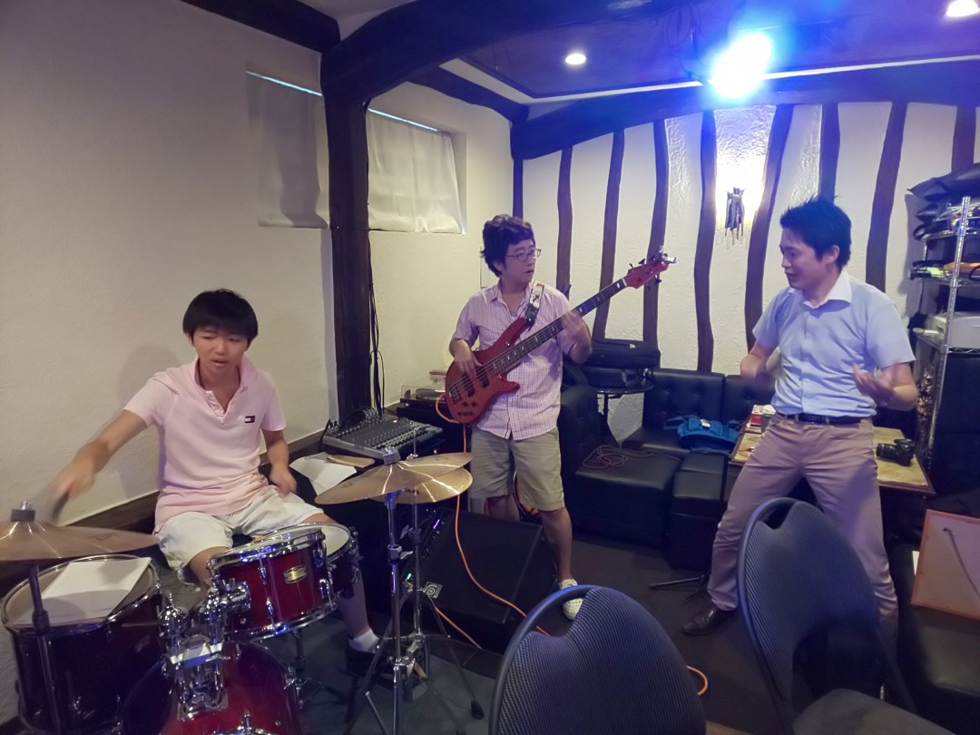 ライブ前にリハーサルする参加者達