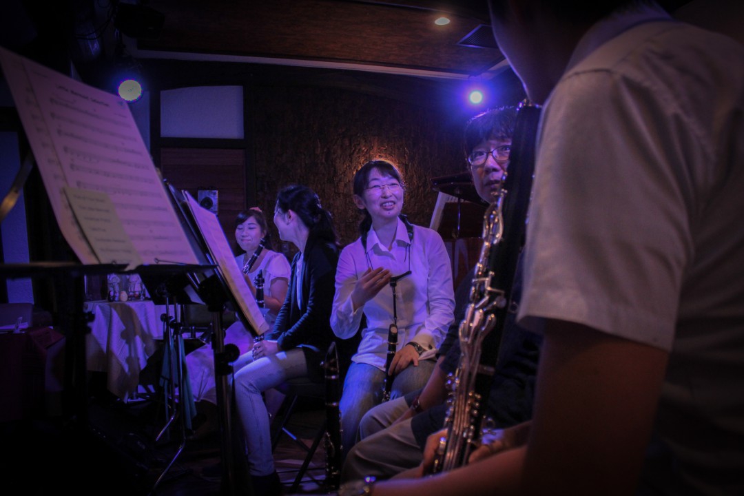 ライブ前に緊張するクラリネットの生徒達