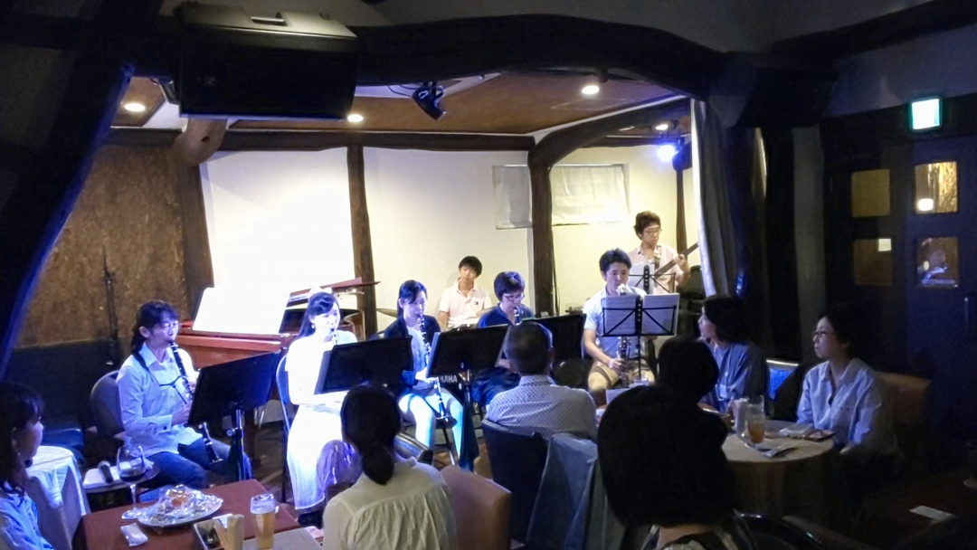 クラリネットライブ演奏中の生徒達