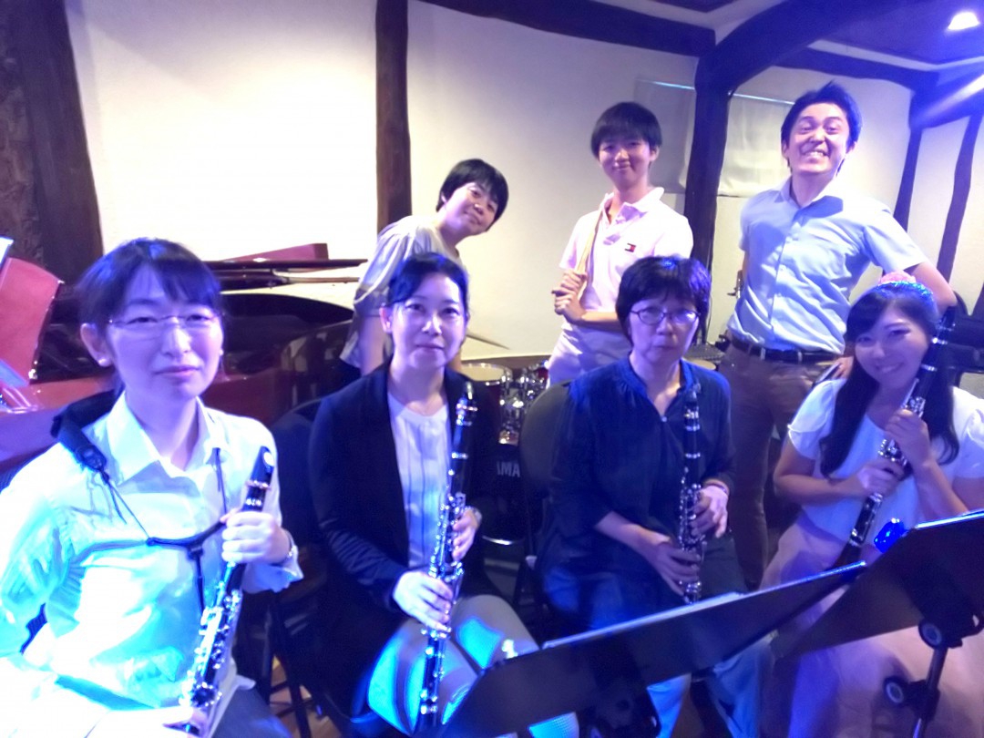 クラリネットライブ後にホット一息な生徒達