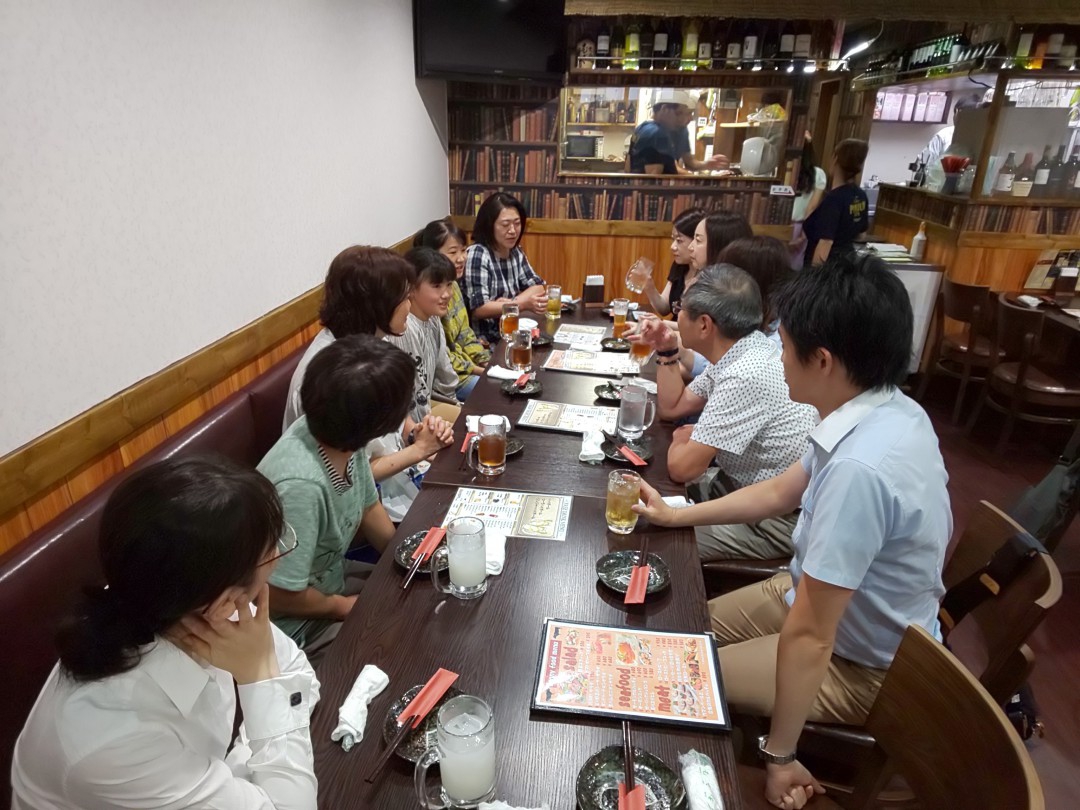 クラリネットライブ懇親会2次回を楽しむ生徒達