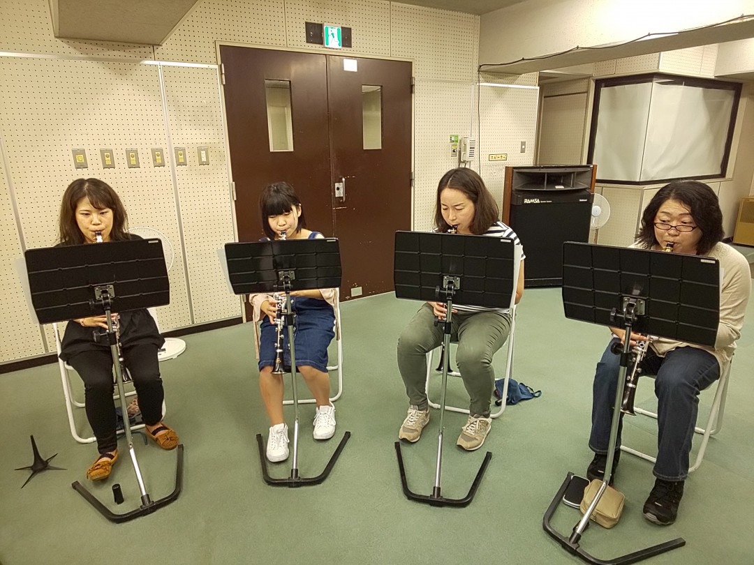 真剣にアンサンブルする合奏経験者向けアンサンブルの生徒達