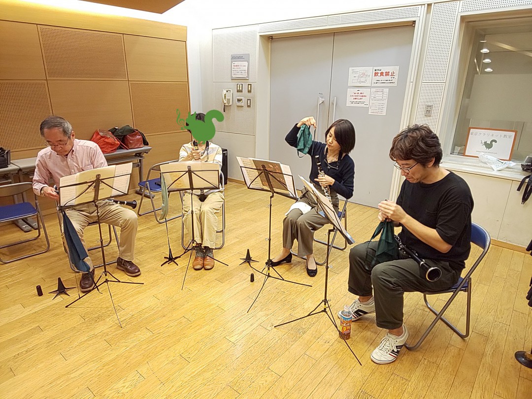 音出しが終わって掃除をする生徒達