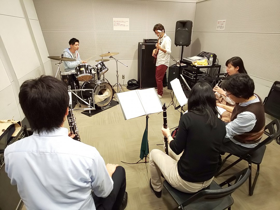 良い演奏にするためにお隣の人と相談するバンドアンサンブルメンバー