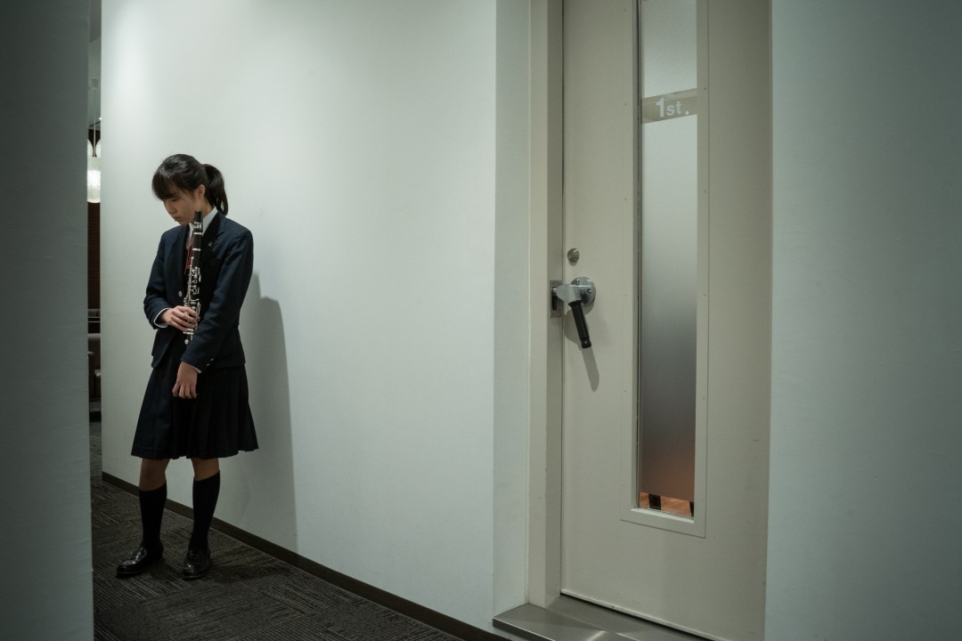 音出しの部屋の前で待つ実技模試参加者