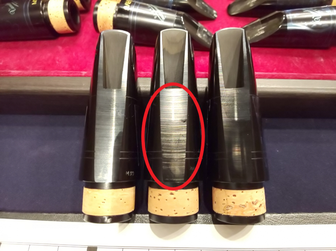 テーブル部分に赤丸がされたマウスピース