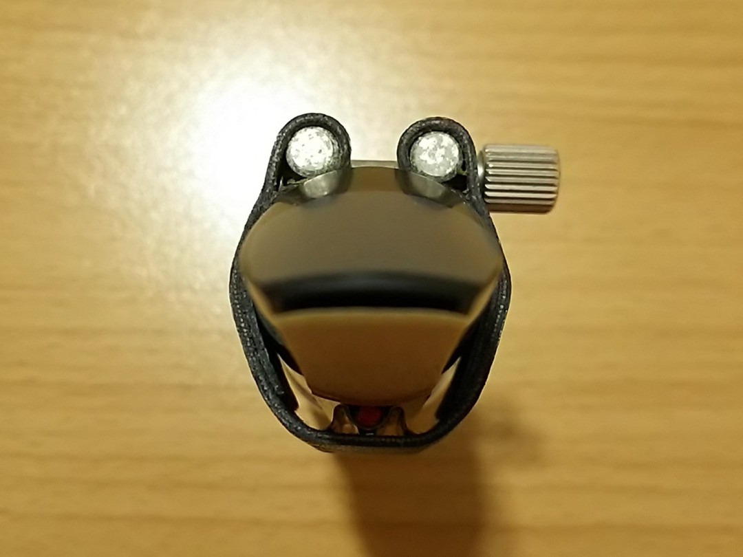 マウスピースにセッティングして上から見るとカエルの顔のように見えるリガチャー